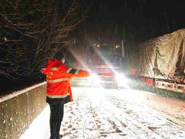 鄂西多条高速迎降雪，道路养护人员昼夜迎战保畅捷